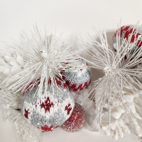 A RED AND WHITE ORNAMENT COLLECTION WITH A GOLDEN LIGHT UP STAR - Picture 8 of 11